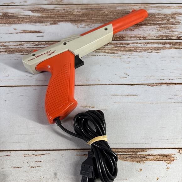 Nintendo NES Zapper Duck Hunt Gun NES-005 Orange – OEM 1985, Tested, Authentic - Picture 1 of 4